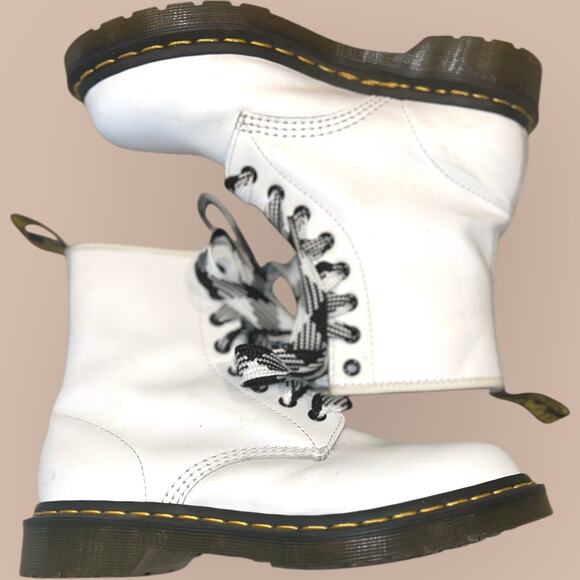 NEW Authentic White Dr. Marten 8 Eye 1460 Boots Size Women’s 7 - Picture 3 of 8